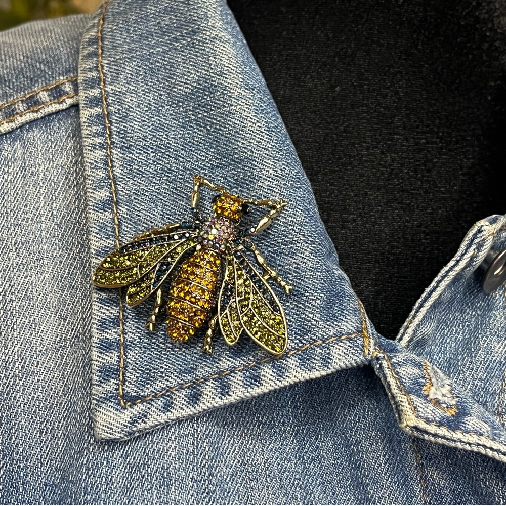 Exquisite Vintage-Style Rhinestone Honey Bee Brooch – Gold-Tone Crystal Insect